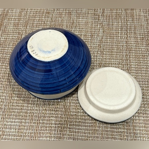 Mexican Pottery Art Ceramic Trinket Box w/ Top- small size 4” Diameter x 2.75”H - Picture 6 of 9